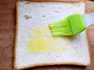 5、#花样土司#＋土司缤纷蛋披萨,在土司表面刷一层黄油