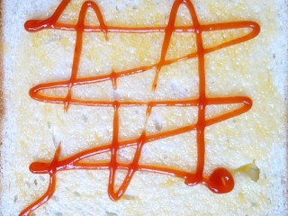 6、#花样土司#＋土司缤纷蛋披萨,按自己口味抹番茄酱