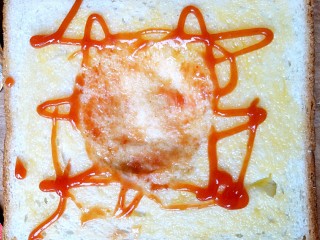 7、#花样土司#＋土司缤纷蛋披萨,用勺子在中间压一个坑