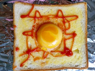 8、#花样土司#＋土司缤纷蛋披萨,把蛋黄打在中间