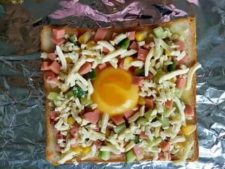 10、#花样土司#＋土司缤纷蛋披萨,铺上一层芝士碎