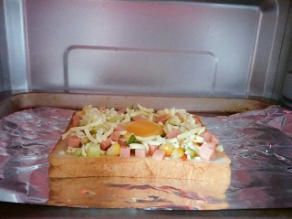 12、#花样土司#＋土司缤纷蛋披萨,放在中层烤10分钟