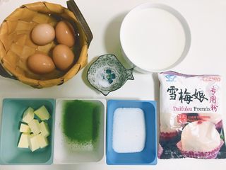 1、雪媚娘华丽变身抹茶千层蛋糕,准备千层皮的材料，这次用的是雪媚娘粉，还好不是黑暗料理。