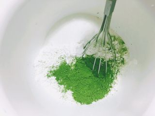 2、雪媚娘华丽变身抹茶千层蛋糕,将雪媚娘粉、日式抹茶粉、细砂糖、盐依次倒入无水无油的搅拌盆里，用手动打蛋器混合均匀。