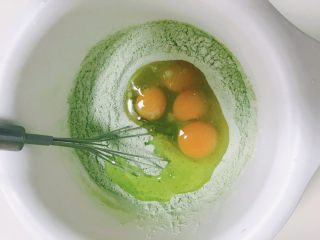 3、雪媚娘华丽变身抹茶千层蛋糕,充分混合均匀后，加入四个鸡蛋，继续用手动打蛋器搅拌均匀。