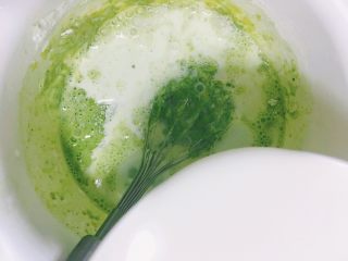 4、雪媚娘华丽变身抹茶千层蛋糕,搅拌均匀之后，分三次倒入纯牛奶，每次都要充分搅拌均匀哦！