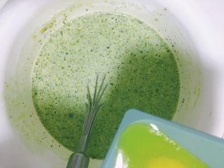 5、雪媚娘华丽变身抹茶千层蛋糕,加入隔水融化的黄油。