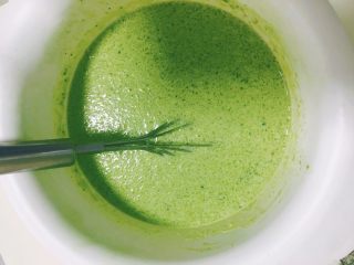 6、雪媚娘华丽变身抹茶千层蛋糕,继续搅拌，直到混合得越来越均匀。表面还有一些没有完全溶解的抹茶粉，有茶筅的可以打一下抹茶粉，没有的话也没有关系。