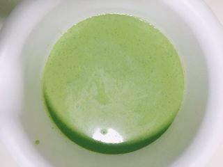 7、雪媚娘华丽变身抹茶千层蛋糕,反复过筛两次，然后盖上保鲜膜放入冷藏室冷藏半小时左右。