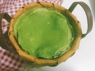 8、雪媚娘华丽变身抹茶千层蛋糕,一次一张，一定要有耐心。全部煎好之后用湿布盖上锁鲜，不然会变得干燥。