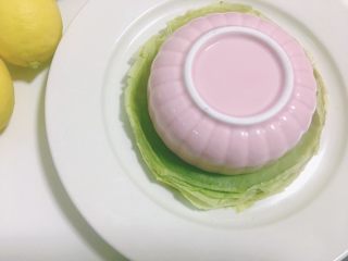 9、雪媚娘华丽变身抹茶千层蛋糕,将千层皮一张张分开，然后再整齐地叠在一起。找一个稍小的餐具，用披萨滚刀沿着餐具边切掉不规则的千层边。