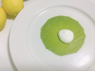 10、雪媚娘华丽变身抹茶千层蛋糕,取一张饼，铺上打发好的奶油，用奶油抹刀抹平，再叠下一张，抹奶油……