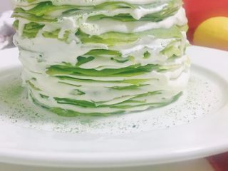 11、雪媚娘华丽变身抹茶千层蛋糕,直至形成千层蛋糕，放入冷藏室冷藏2-3小时左右，筛上抹茶粉，切块享用即可。