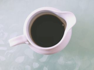 4、柠檬红茶麦芬,红茶粉加热水冲泡均匀。