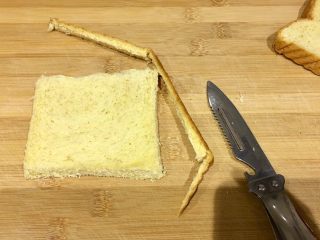 2、快手早餐 | 酸奶香蕉吐司卷,吐司的边边去掉，不要浪费，留着哦