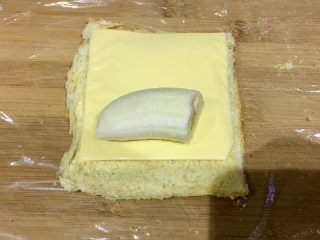 5、快手早餐 | 酸奶香蕉吐司卷,第一个，放上芝士片 和香蕉，卷起