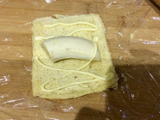 6、快手早餐 | 酸奶香蕉吐司卷,第二个，我就随意搭配了，炼奶+香蕉