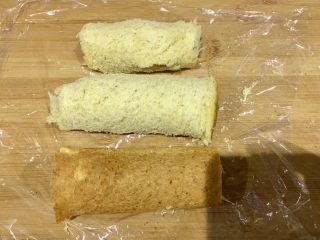 7、快手早餐 | 酸奶香蕉吐司卷,第三个，细节就不拍啦，是沙拉酱+香蕉… 三个好了，不同口味哦～深色的那个是吐司最后底的一片