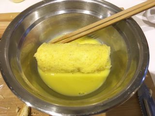 8、快手早餐 | 酸奶香蕉吐司卷,打个鸡蛋，裹上蛋液