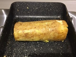 10、快手早餐 | 酸奶香蕉吐司卷,好了，三个依次 煎好，拿出