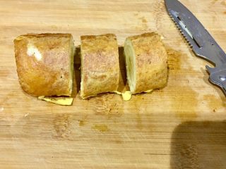 11、快手早餐 | 酸奶香蕉吐司卷,晾凉 开切，看着像个厚蛋烧哦～下次做个厚蛋烧????