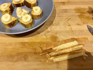 13、快手早餐 | 酸奶香蕉吐司卷,铛铛！原来切下来的边边用上了，切小块