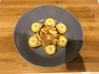 14、快手早餐 | 酸奶香蕉吐司卷,把多余的香蕉和吐司边小块????放在中间的空地上????还有多余的香蕉片 依次放在卷卷上面