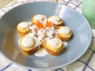 15、快手早餐 | 酸奶香蕉吐司卷,浇上酸奶 收工！这个时候可以点缀一点薄荷或者樱桃????之类的小装饰