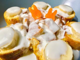 16、快手早餐 | 酸奶香蕉吐司卷,我是用的小兔子形的萝卜 做装饰哈～ 用薄荷之类的绿色小叶子， 应该也好看哦????