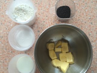 1、黑芝麻曲奇,准备食材。