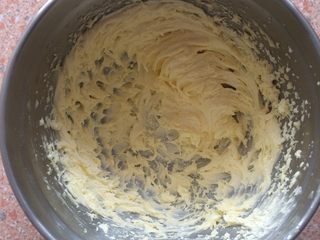 4、黑芝麻曲奇,用电动打蛋器低速打发,打发至黄油变白、体积膨大。