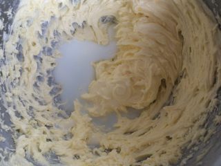 5、黑芝麻曲奇,分三次加入牛奶.