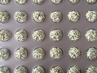 10、黑芝麻曲奇,均匀的挤在烤盘上。