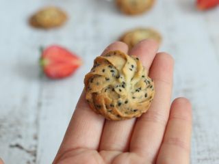 13、黑芝麻曲奇,出炉晾凉即可食用。非常好吃哦!