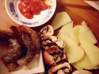 1、烤虾烤土豆烤口蘑,土豆切薄片，口蘑切块，披萨酱现成的，待用，大虾剥壳