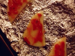 2、烤虾烤土豆烤口蘑,土豆抹上披萨酱