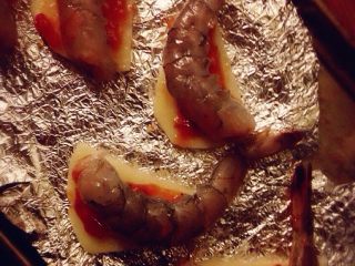 3、烤虾烤土豆烤口蘑,放上虾