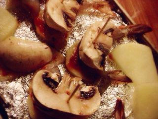 4、烤虾烤土豆烤口蘑,口蘑的一面抹上披萨酱，铺在大虾上