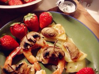 5、烤虾烤土豆烤口蘑,最后在最外层抹上一层薄薄的芝麻油