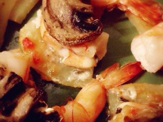 6、烤虾烤土豆烤口蘑,烤箱170度预热，下层烤大约13-15分钟，