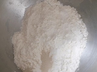 1、薯泥培根披萨,把面团部分原料，混合揉均匀