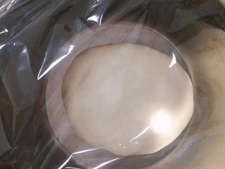 2、薯泥培根披萨,揉成光滑面团，盖上保鲜膜进行发酵