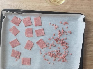 3、薯泥培根披萨,处理培根，留一条培根，剩余切片和小粒，180℃烤3、4分钟