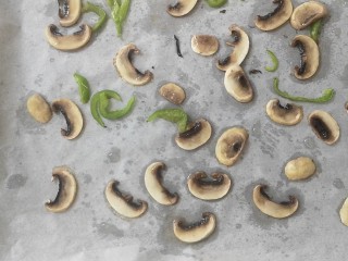 5、薯泥培根披萨,口蘑青椒切好，刷一层橄榄油，烤5分钟，烤到没有那么多水分就好了