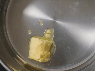 6、薯泥培根披萨,做披萨酱，油锅烧热了黄油融化