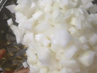 7、薯泥培根披萨,加切好的洋葱小粒，不要切的太大，半厘米见方。