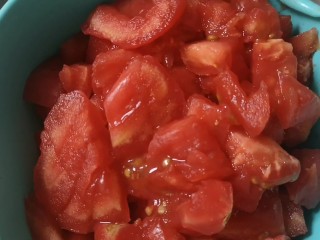 8、薯泥培根披萨,把洋葱炒到微黄，加入去皮切丁的西红柿丁。