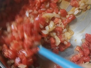 9、薯泥培根披萨,然后加入食盐进行翻炒