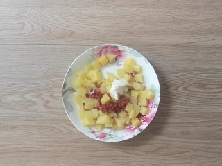 11、薯泥培根披萨,土豆切丁蒸烂，加入烤好的培根丁，加入一勺香甜沙拉酱，少许白醋