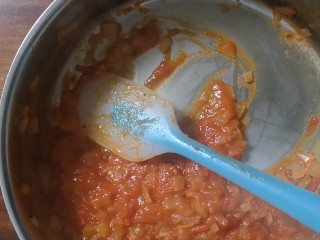 10、薯泥培根披萨,要翻炒到西红柿的汁收的很少很少了，成浓稠的状态，然后加入披萨草，出锅备用